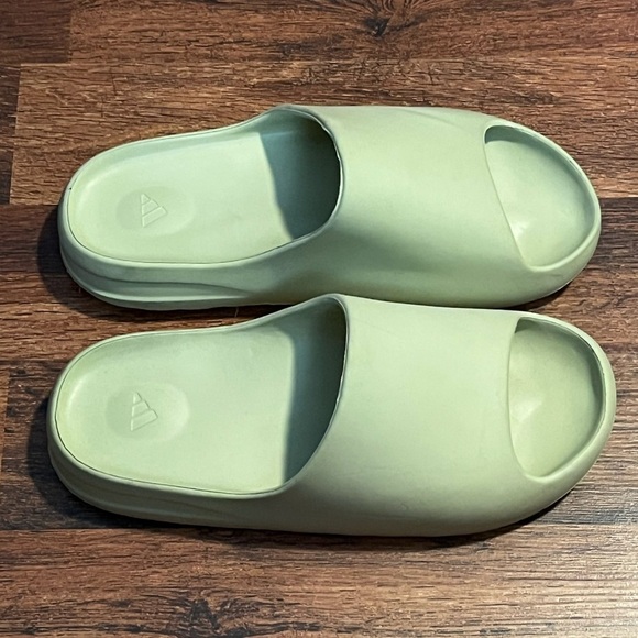 Adidas Yeezy  Slide Green Glow Men’s  size 11 US - Picture 3 of 5